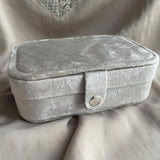 Beige smykkeskrin Jewely Oblong Box fra Wolff Jewelry, aflangt med låg og strop med sølvfarvet trykknap