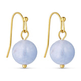 Jusi Pearl Earring i Ice Blue: lyseblå øreringe med runde perler på guldfarvet krog, set lidt fra siden