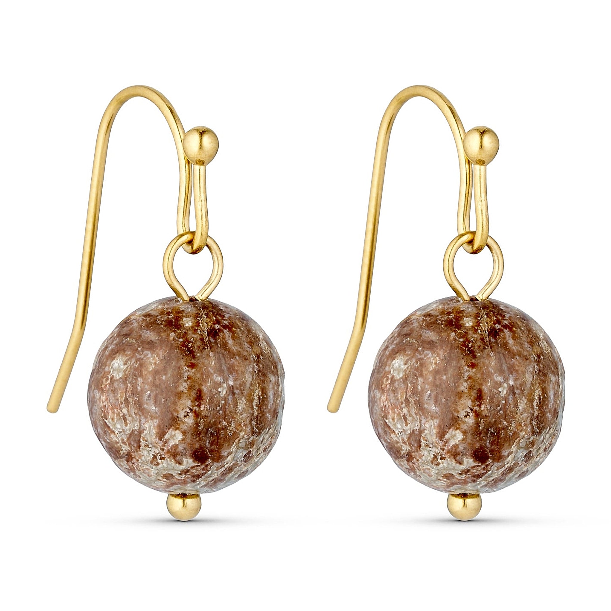 Brune Jusi Pearl øreringe fra Wolff Jewelry med marmorerede naturperler på guldfarvede kroge, set forfra