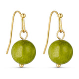 Grønne øreringe Jusi Pearl Earring i Light Green med rund naturperle på guldfarvet krog, set forfra