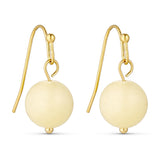 Gule øreringe fra Wolff Jewelry med rund naturperle i Light Yellow på guldfarvet ørekrog, set forfra