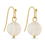 Pink øreringe Jusi Pearl Earring i Light Rose med rund lyserød perle på guldfarvet ørekrog, set forfra
