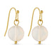 Pink øreringe Jusi Pearl Earring i Light Rose med rund lyserød perle på guldfarvet ørekrog, set forfra