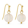 Pink øreringe Jusi Pearl Earring i Light Rose med rund lyserød perle på guldfarvet ørekrog, set forfra