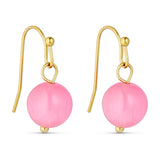 Pink øreringe Jusi Pearl Earring i Dark Rose med rund perle på guldfarvet krog, set skråt forfra på lys baggrund