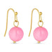 Pink øreringe Jusi Pearl Earring i Dark Rose med rund perle på guldfarvet krog, set skråt forfra på lys baggrund