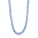 Blå halskæde Jusi Pearl Necklace i Ice blue med runde perler af natursten set forfra på lys baggrund