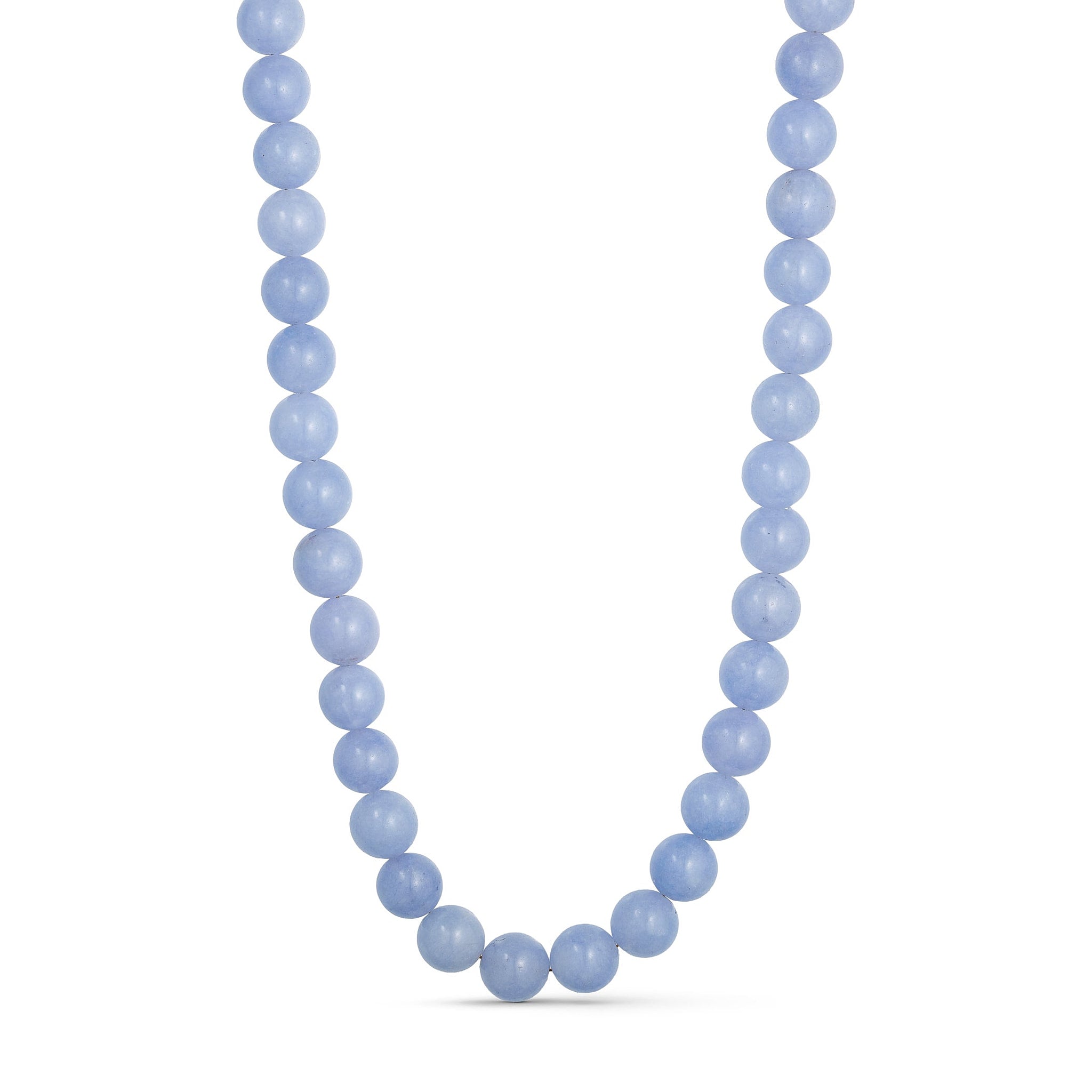 Blå halskæde Jusi Pearl Necklace i Ice blue med runde perler af natursten set forfra på lys baggrund