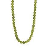 Grøn halskæde Jusi Pearl Necklace fra Wolff Jewelry med runde perler af natursten på lys baggrund