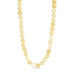 Gul halskæde Jusi Pearl Necklace i Light Yellow med runde natursten i lysegule og cremefarvede nuancer