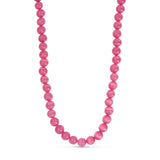 Pink halskæde Jusi Pearl Necklace i Dark Rose med runde perler af natursten, set forfra på lys baggrund