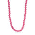 Pink halskæde Jusi Pearl Necklace i Dark Rose med runde perler af natursten, set forfra på lys baggrund