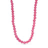 Pink halskæde Jusi Pearl Necklace i Dark Rose med runde perler af natursten, set forfra på lys baggrund
