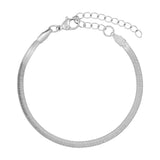 Sølvfarvet Kleo armbånd fra Wolff Jewelry som flad slangekæde med karabinlås og forlængerkæde, set ovenfra