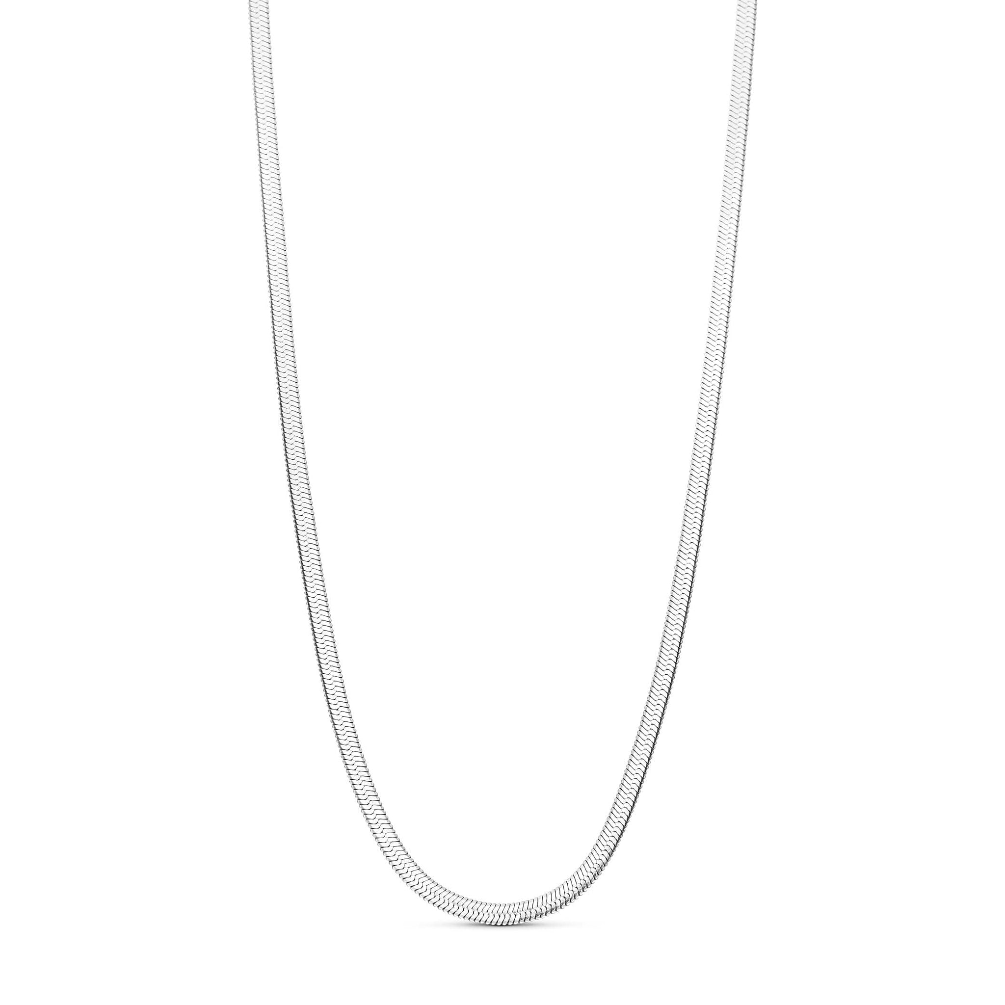 Lang sølvfarvet Kleo halskæde fra Wolff Jewelry med flad, blank kæde på lys baggrund