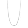Lang sølvfarvet Kleo halskæde fra Wolff Jewelry med flad, blank kæde på lys baggrund