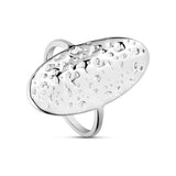 Sølvfarvet Laga Rustic Ring fra Wolff Jewelry med stor oval plade i hamret struktur, set skråt fra siden