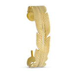 Guldfarvet Leafy Bangle armbånd med bladdesign set fra siden på lys baggrund