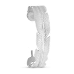 Sølvfarvet Leafy Bangle armbånd fra Wolff Jewelry med bladdesign set fra siden på hvid baggrund