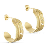 Guldfarvede øreringe Leafy Hoops fra Wolff Jewelry i blad-look set fra siden på hvid baggrund