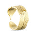 Justerbar ring i guld med blad-look set fra siden på lys baggrund
