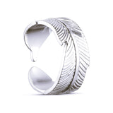 Sølvfarvet åben ring med blad-look og riller fra Wolff Jewelry, set skråt fra siden