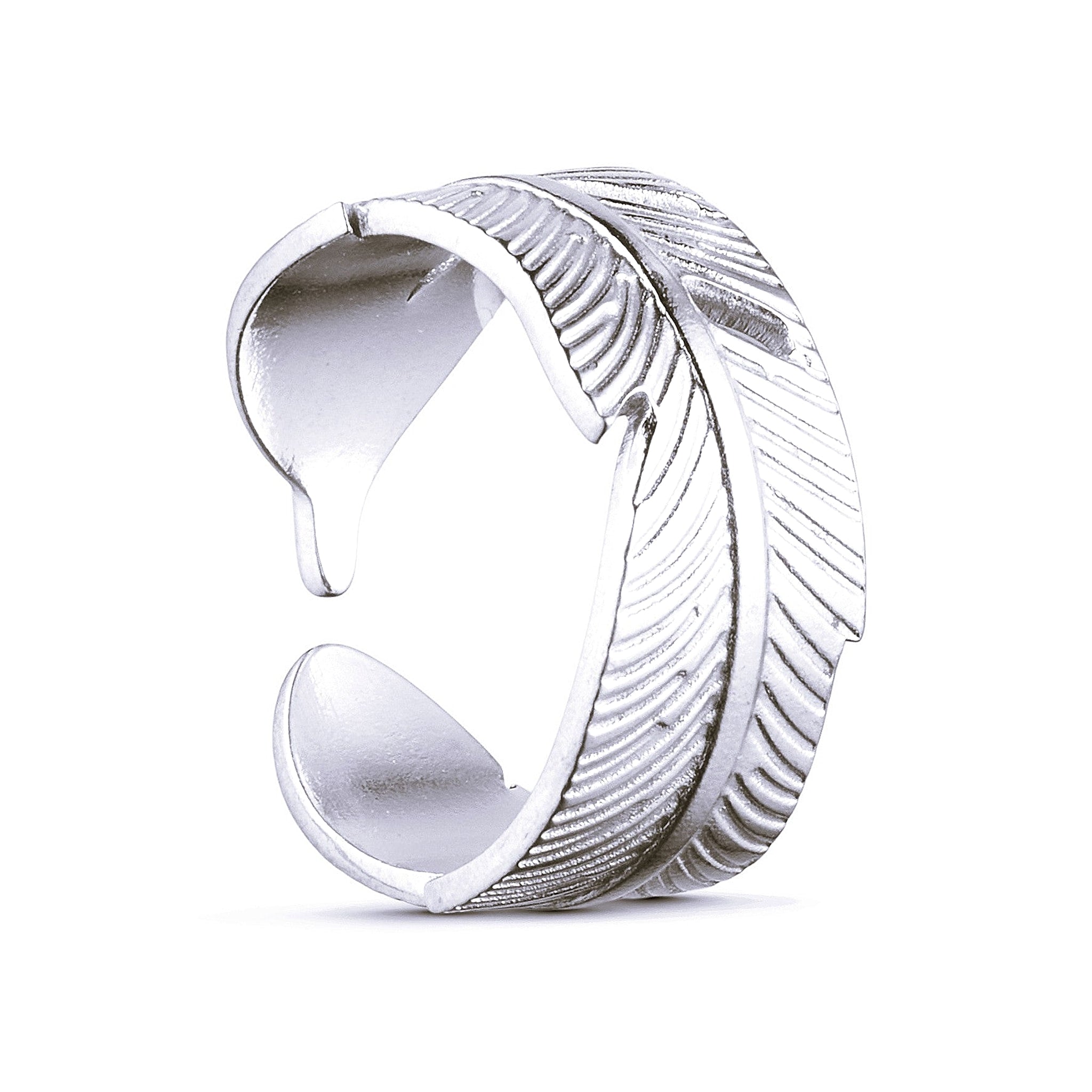 Sølvfarvet åben ring med blad-look og riller fra Wolff Jewelry, set skråt fra siden