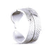 Sølvfarvet åben ring med blad-look og riller fra Wolff Jewelry, set skråt fra siden