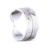 Sølvfarvet åben ring med blad-look og riller fra Wolff Jewelry, set skråt fra siden