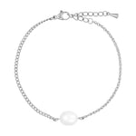 Sølvfarvet armbånd Lili Bracelet fra Wolff Jewelry med hvid perle, to forskellige kæder og karabinlås set ovenfra