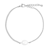 Sølvfarvet armbånd Lili Bracelet fra Wolff Jewelry med hvid perle, to forskellige kæder og karabinlås set ovenfra