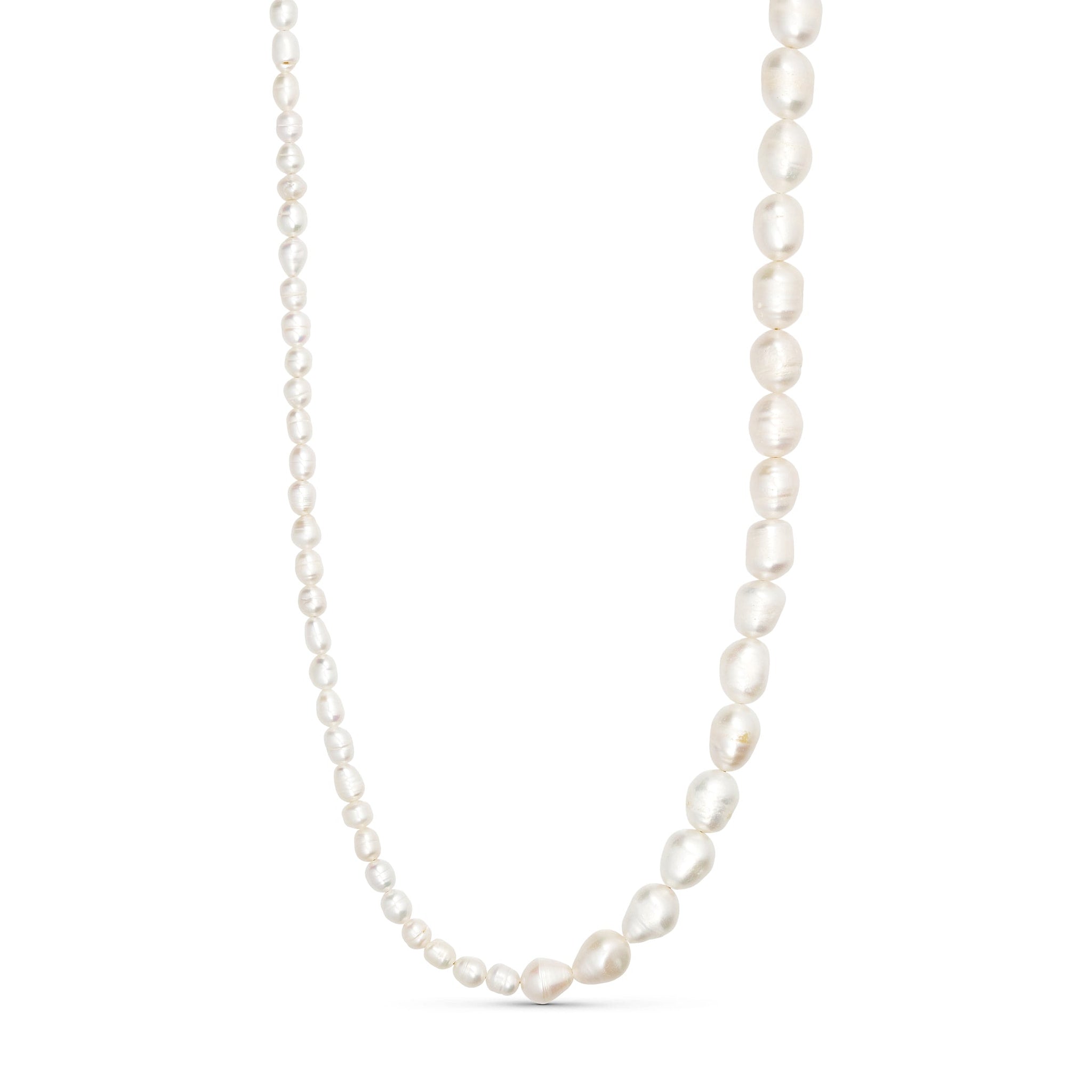 Lissa Pearl Necklace i hvid fra Wolff Jewelry med små og store ferskvandsperler på hvid baggrund
