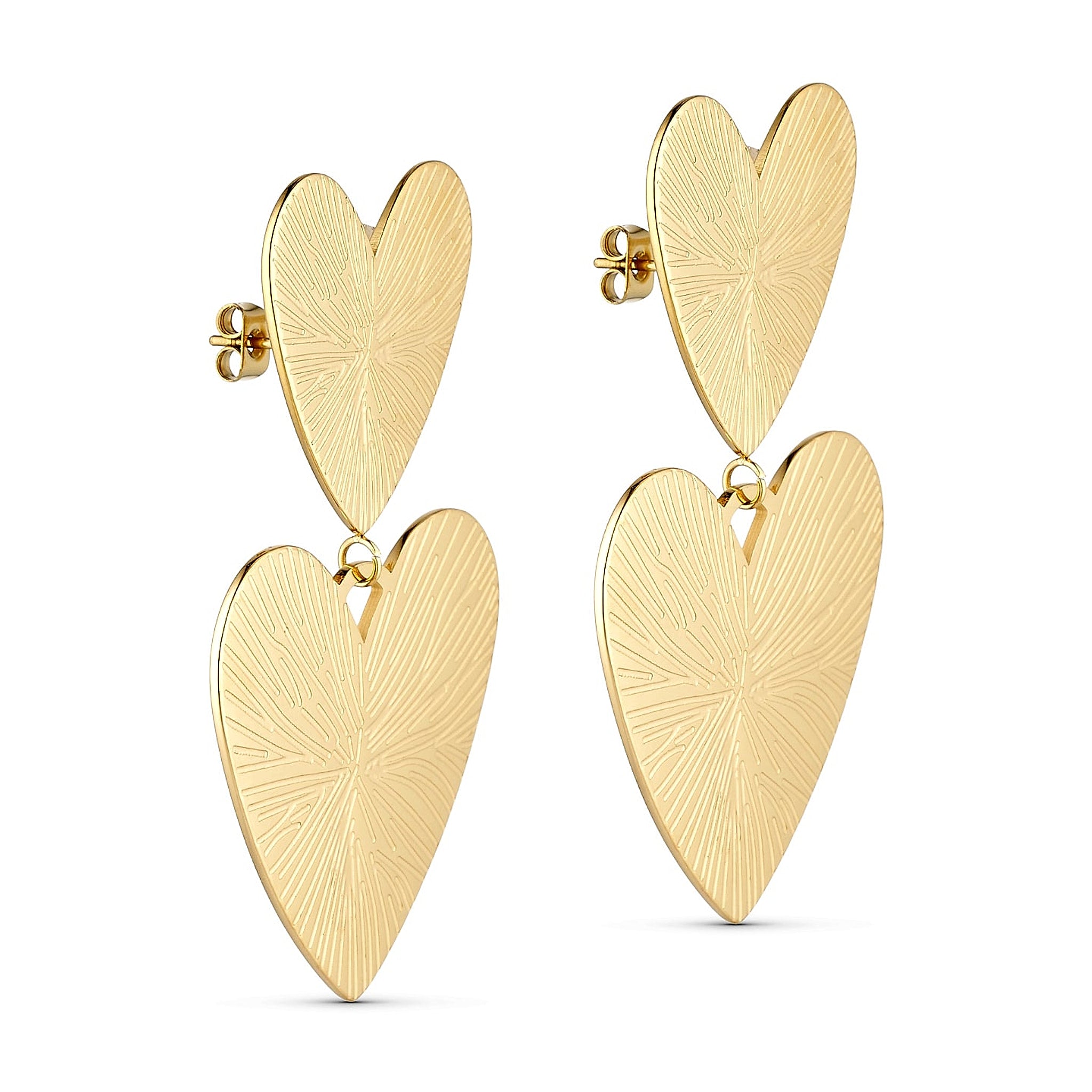 Luna Big ørering i guld fra Wolff Jewelry med to hjerter og fine linjer, set skråt fra siden på lys baggrund