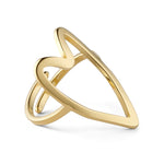Luna Big Ring i guld fra Wolff Jewelry formet som et stort, åbent hjerte, set fra siden på hvid baggrund