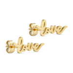 Luna Love Studs øreringe i guld med ordet love i skråskrift, set fra siden på lys baggrund
