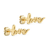 Luna Love Studs øreringe i guld med ordet love i skråskrift, set fra siden på lys baggrund