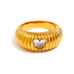Luna Ring i guld fra Wolff Jewelry med riller og klar hjerteformet sten set forfra på hvid baggrund