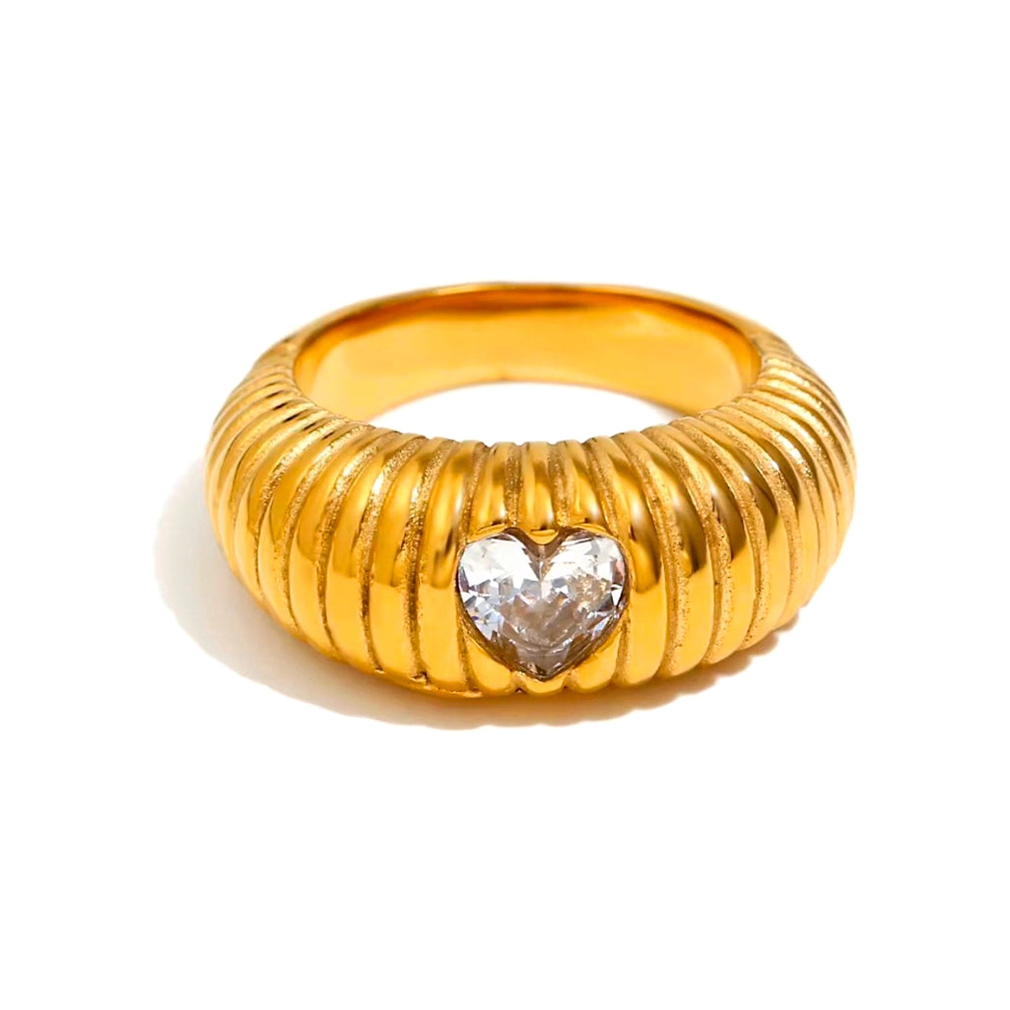 Luna Ring i guld fra Wolff Jewelry med riller og klar hjerteformet sten set forfra på hvid baggrund