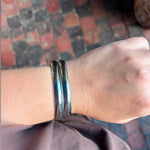 Blankt sølv armbånd Mindy Bangle båret på håndleddet
