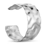 Bredt armbånd i sølv fra Wolff Jewelry med åben facon og bølget, blank overflade set fra siden