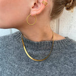 Mini Boble Ear Cuff ørering i guld båret oppe på øret, stylet med creoler, halskæde og grå strik