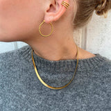 Mini Boble Ear Cuff ørering i guld båret oppe på øret, stylet med creoler, halskæde og grå strik