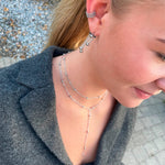 Ørering i sølv båret som ear cuff oppe på øret, stylet med halskæder og hængeøreringe i sølv