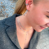 Ørering i sølv båret som ear cuff oppe på øret, stylet med halskæder og hængeøreringe i sølv