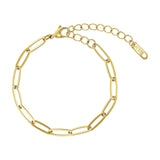 Armbånd i guld fra Wolff Jewelry med aflange kædeled, karabinlås og forlængerkæde på lys baggrund