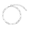 Sølvfarvet armbånd fra Wolff Jewelry med aflange led, karabinlås og forlængerkæde på hvid baggrund