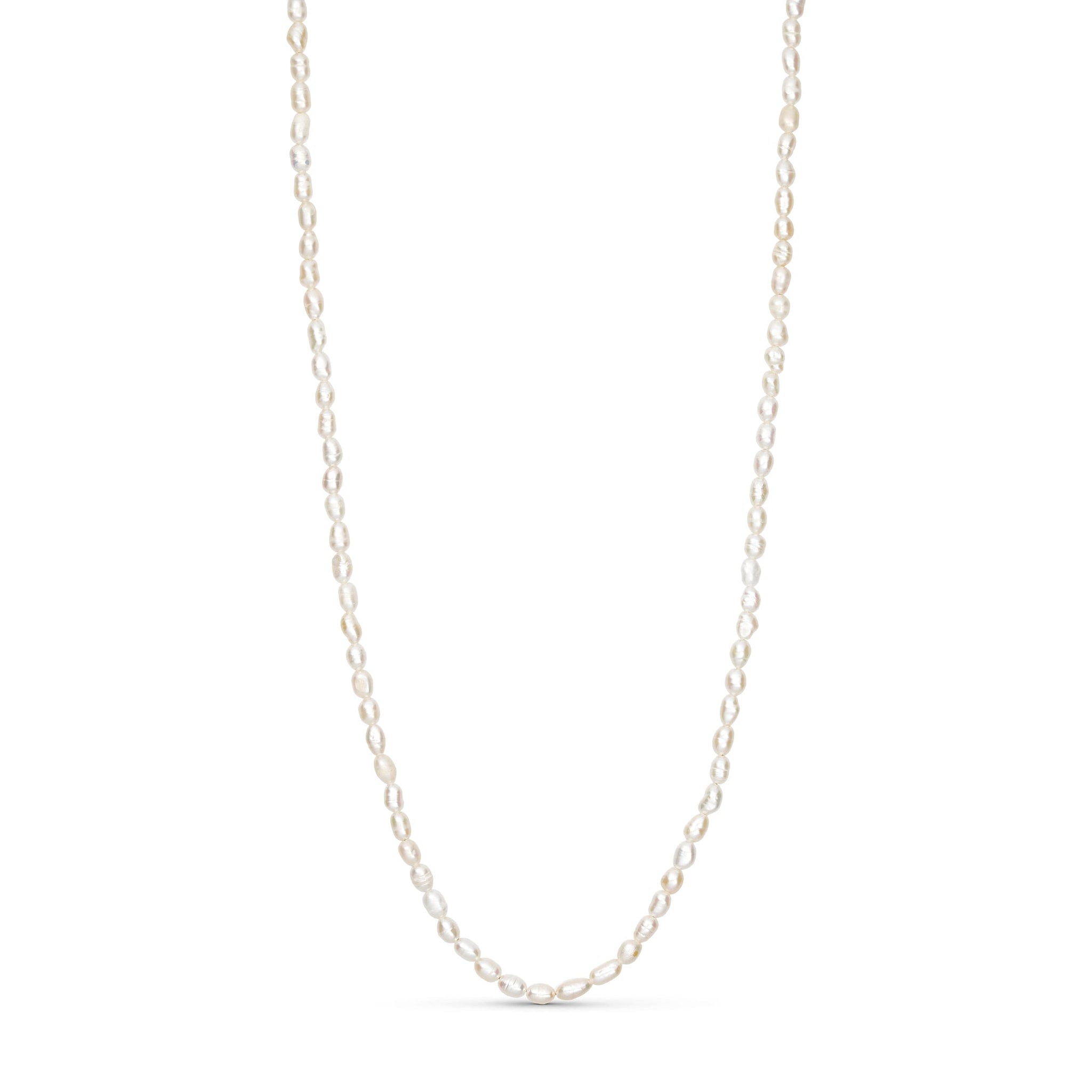 Hvid halskæde med små aflange perler fra Wolff Jewelry set forfra på hvid baggrund