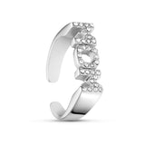 Sølvfarvet MOM ring fra Wolff Jewelry med små klare sten i bogstaverne og åben skinne, set fra siden