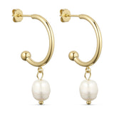 Pearly Hoops øreringe i guld fra Wolff Jewelry med hængende hvid perle, set fra siden på lys baggrund
