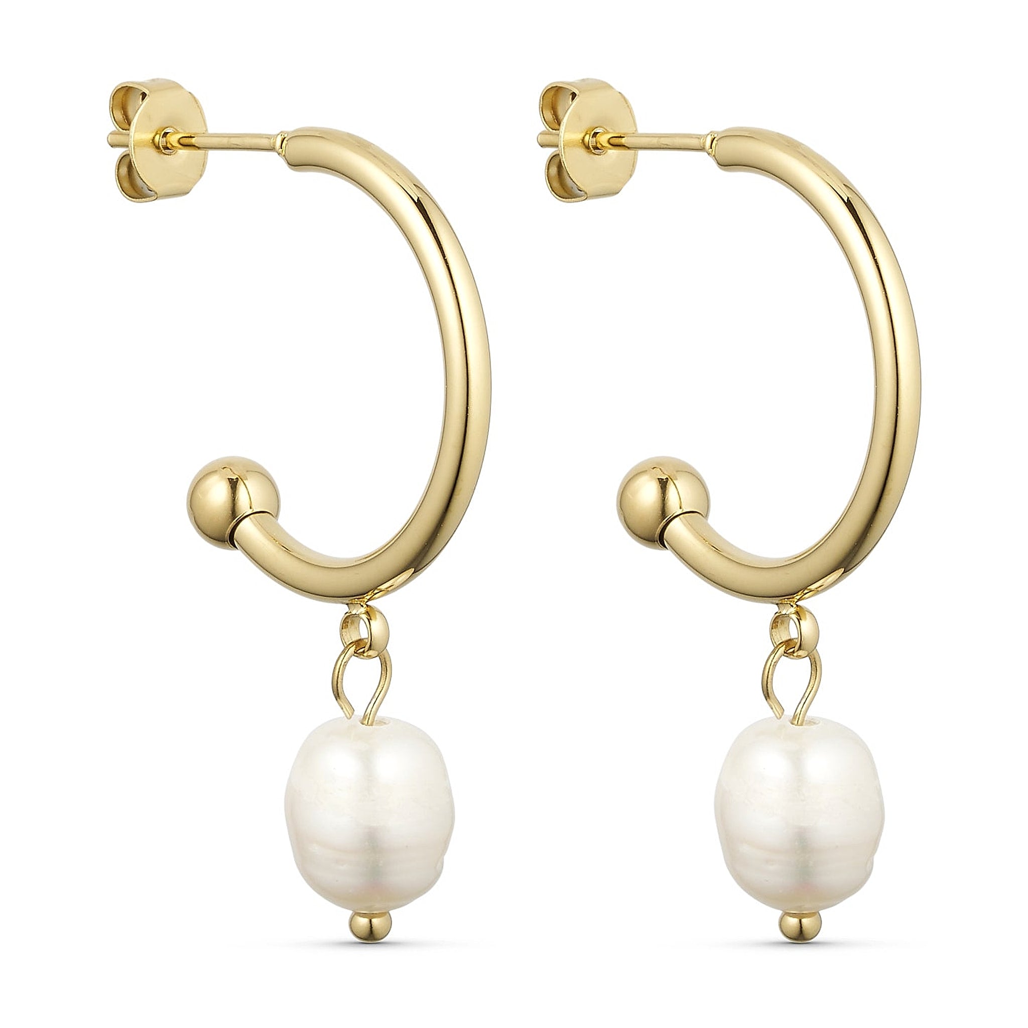 Pearly Hoops øreringe i guld fra Wolff Jewelry med hængende hvid perle, set fra siden på lys baggrund